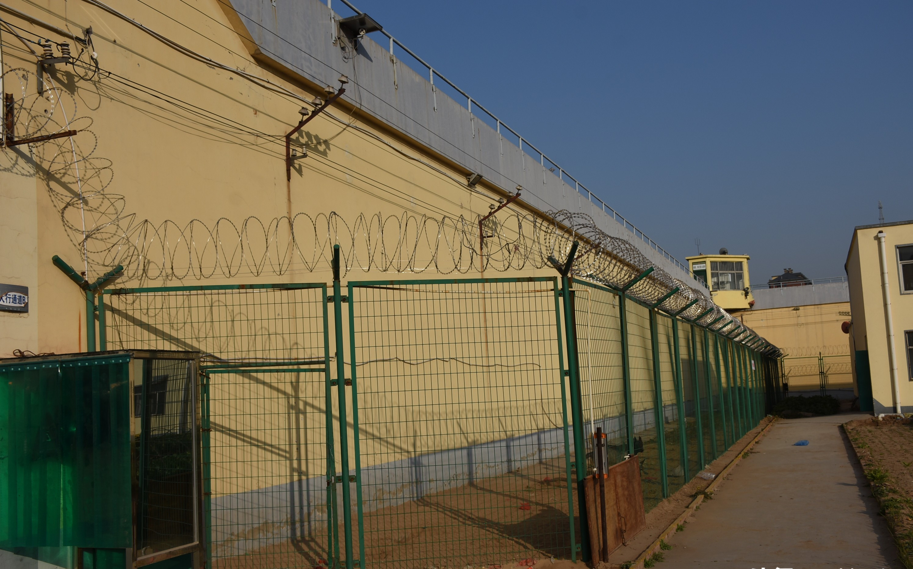 看守所的大门,从外面进去一共要走四道门,而且进去和出来不是同一道门