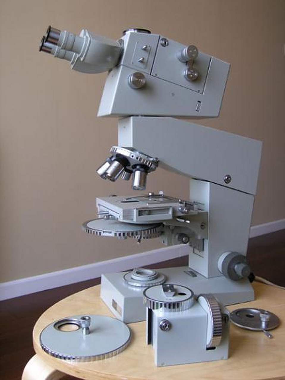 相差显微镜是荷兰科学家zernike于1935年发明的,用于观察未染色标本的