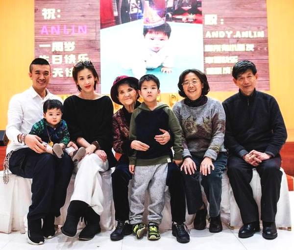 黄圣依为爱子举办生日party,小孩高度遗传杨子