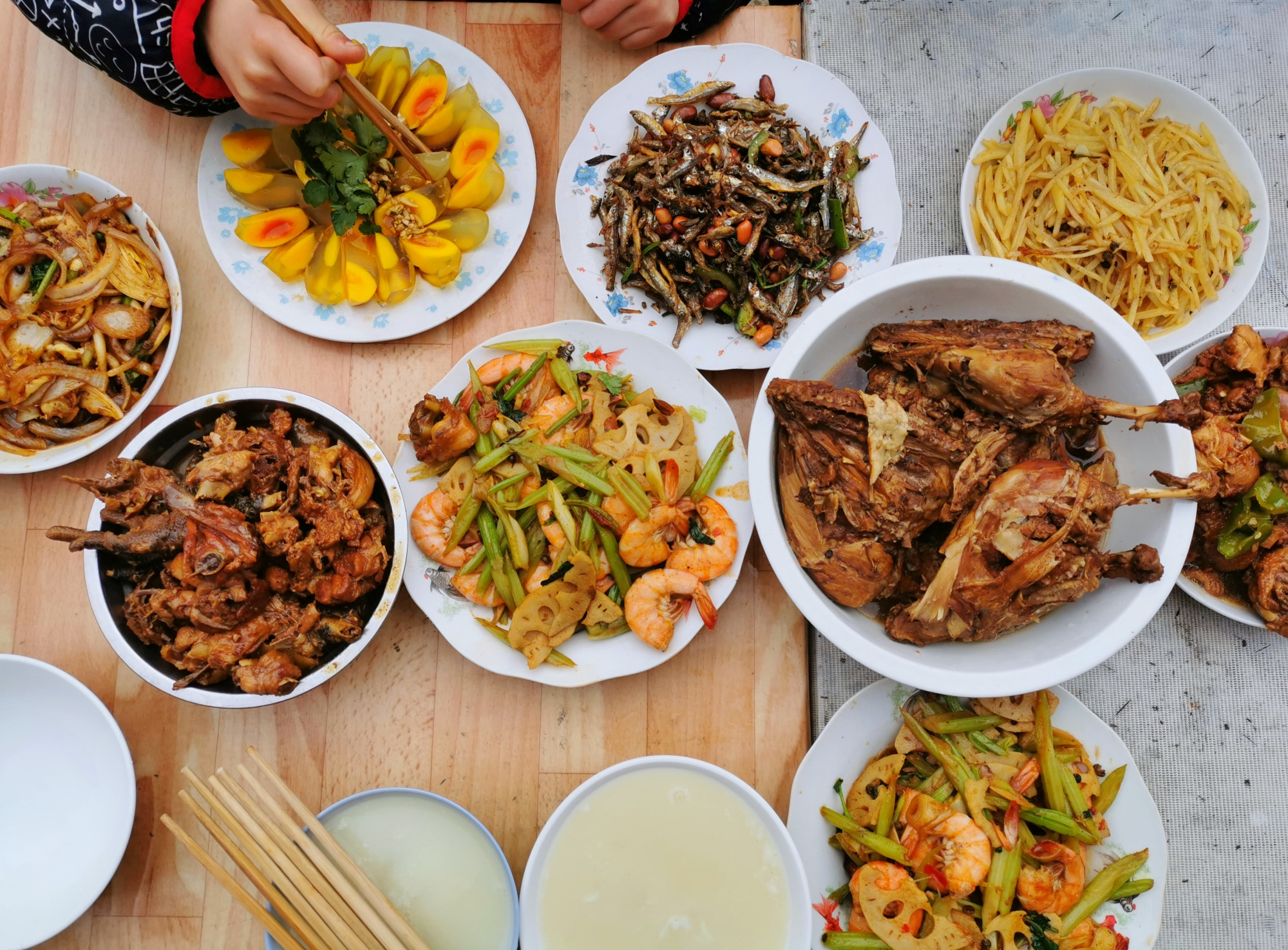 家庭聚餐,8个人7道菜,有荤有素,简单又实惠,一家人吃到撑