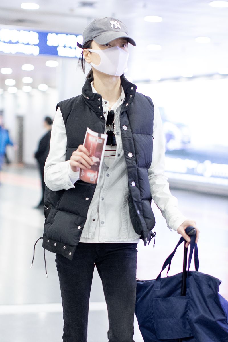 杜鹃简约穿搭现身机场,纯色喇叭裤气质非凡