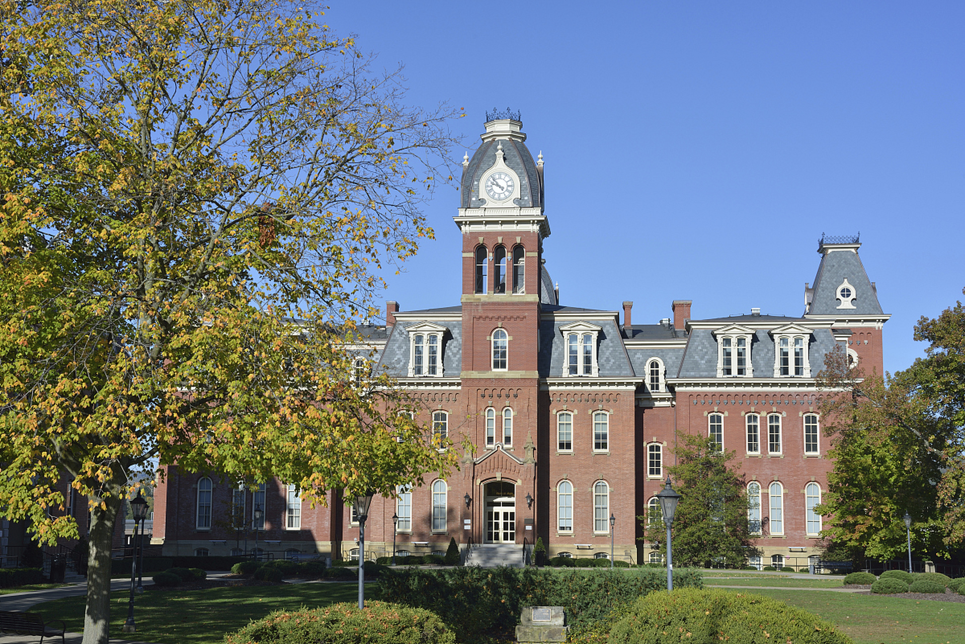 他们的公立藤校大多是分校 第1所:加州大学旧金山分校 加利福尼亚大学