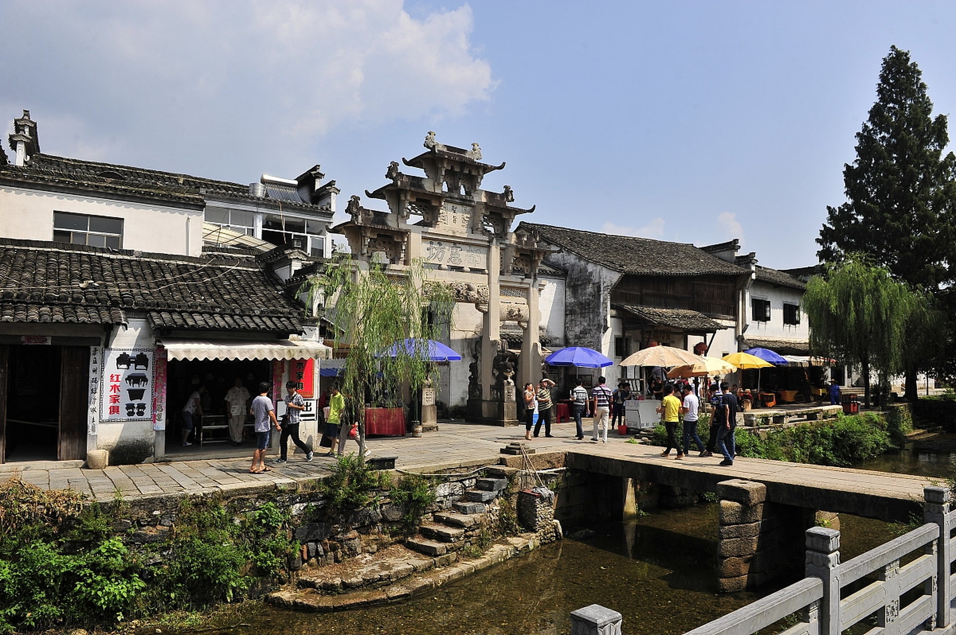 第一次踏入安徽的雄村景区,仿佛进入了一个被时光凝固的仙境.