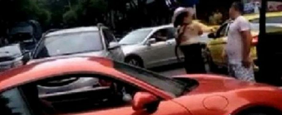 保时捷女司机扇男子耳光,男子表态道歉,先动手的不该先道歉吗?