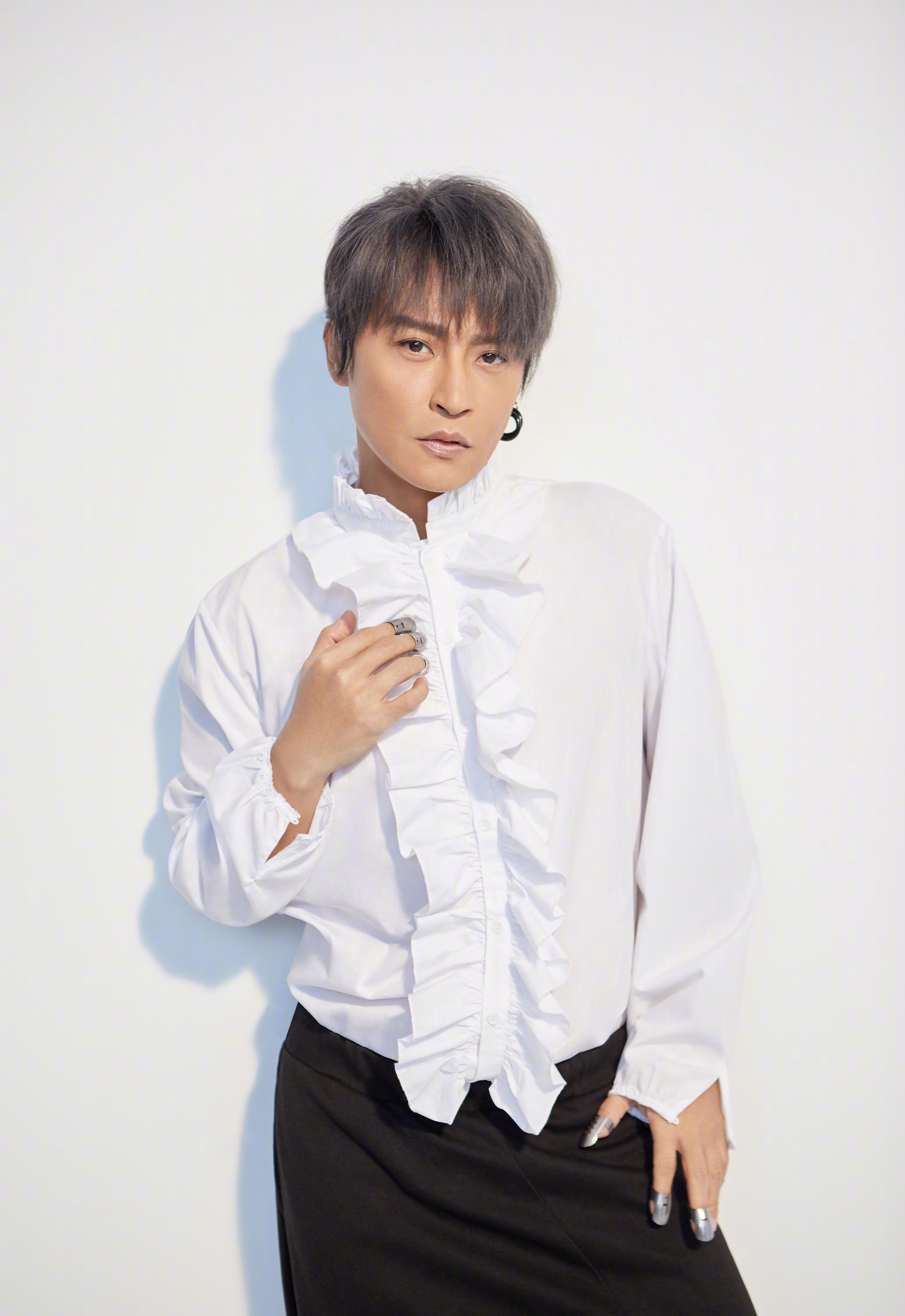 陈志朋时尚度不减,白衬衫配黑裙子潮范十足,20公分鞋跟看着好沉