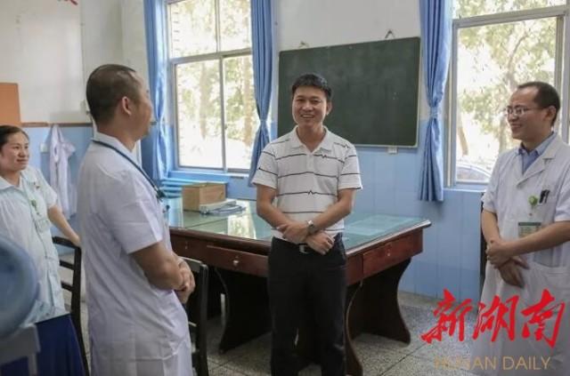 首届中国医师节,罗国宇慰问一线医务工作者