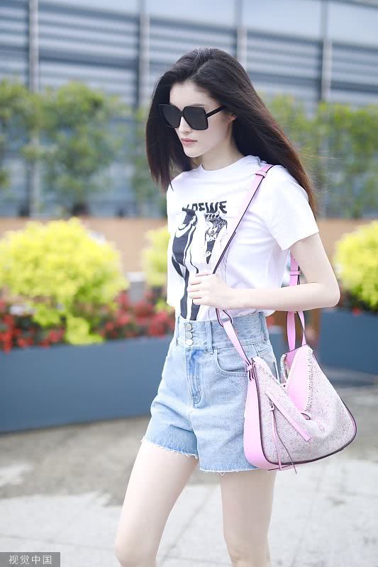 何穗肤白貌美大长腿再现超模范 穿白t短裤走机场秒变"维秘秀"