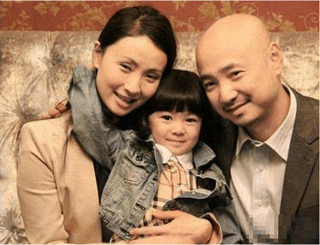 带你看看徐峥住的豪宅,家里设计了落地窗,内部装修很温馨