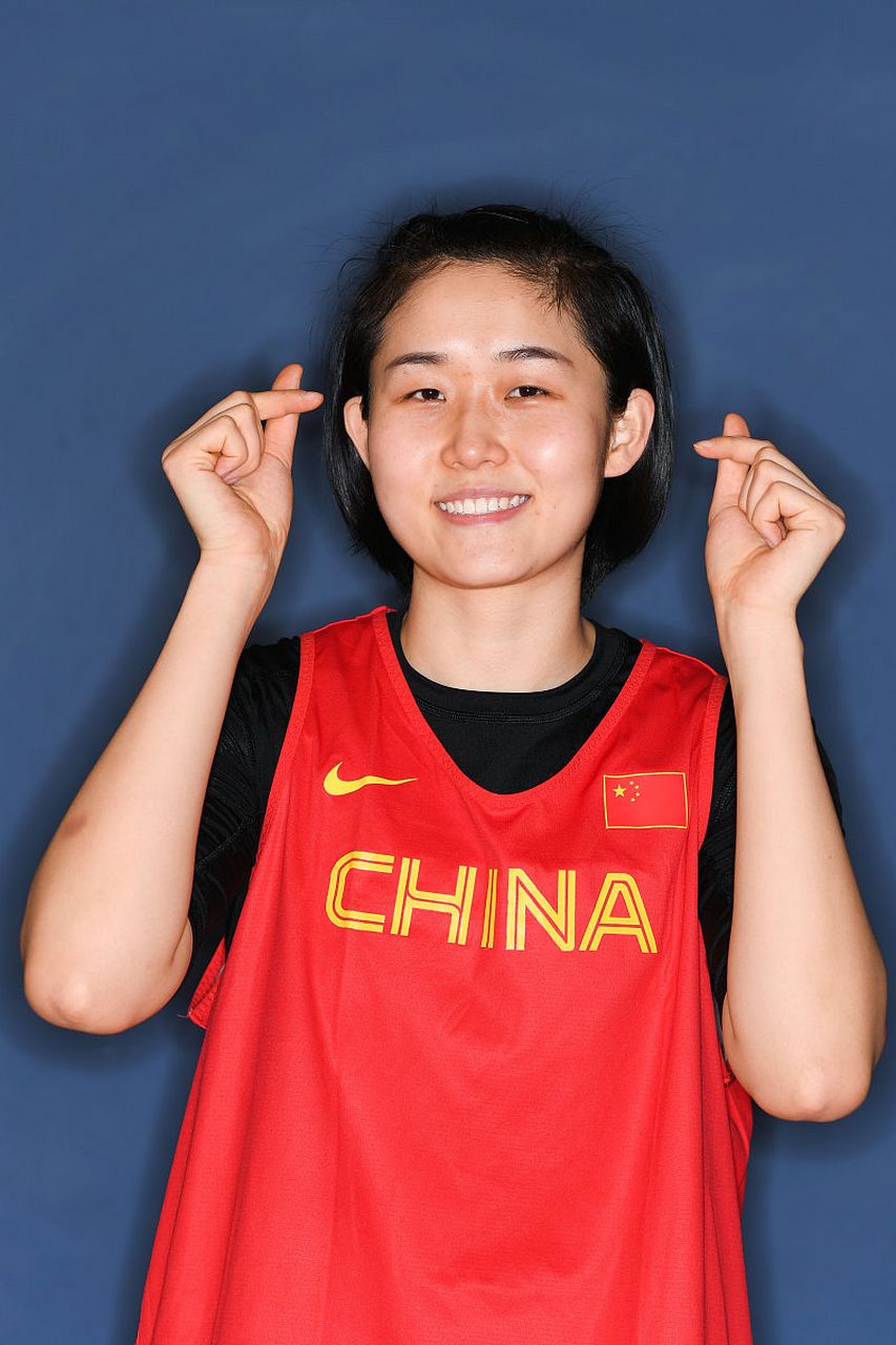 近日,女篮队员潘臻琦在社交媒体发布了一条训练时扣篮的视频.