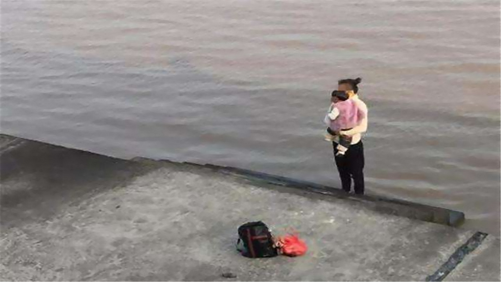 生活遭遇坎坷欲轻生,她竟抱着孩子一起跳江,网友:孩子太无辜