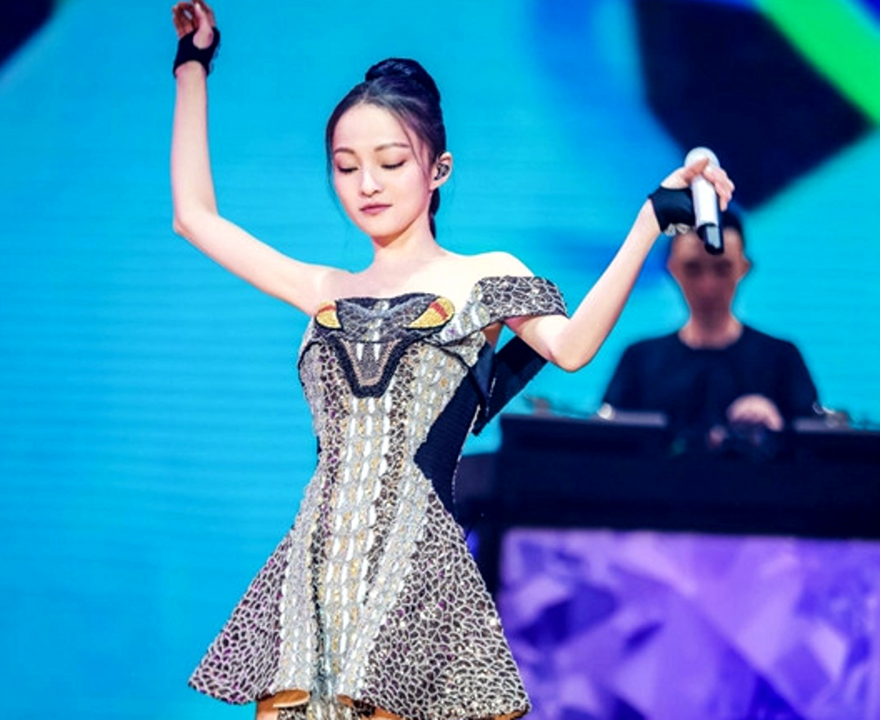 36岁的张韶涵真会穿,时尚礼服很性感,网友:这才是逆生长