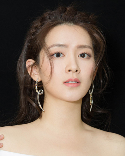 陈昊宇性感一字肩,优雅迷人,写真图片