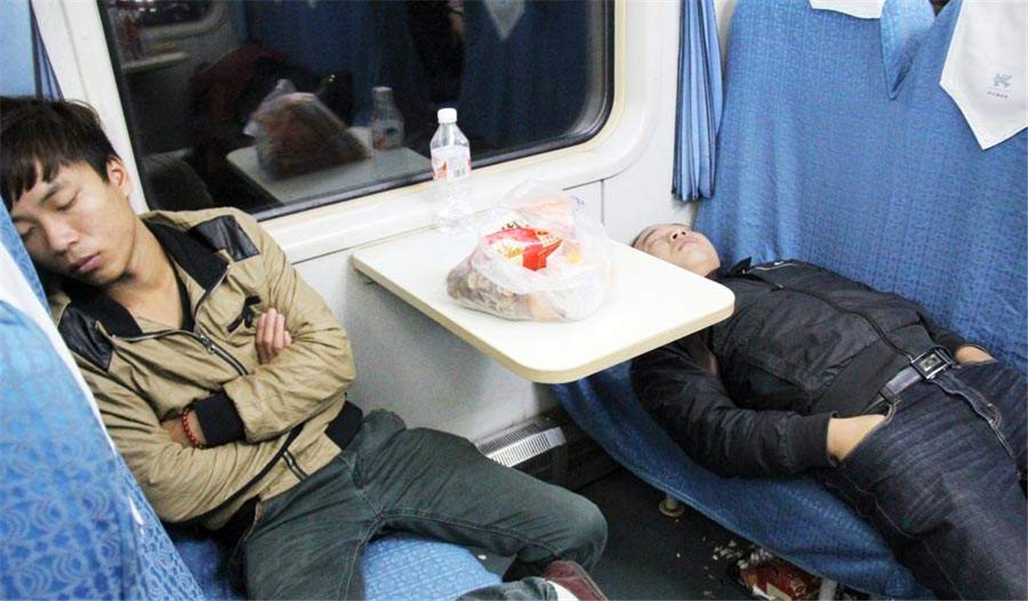 春运已经来临,火车车厢里面的不文明现象,最少有以下三个!