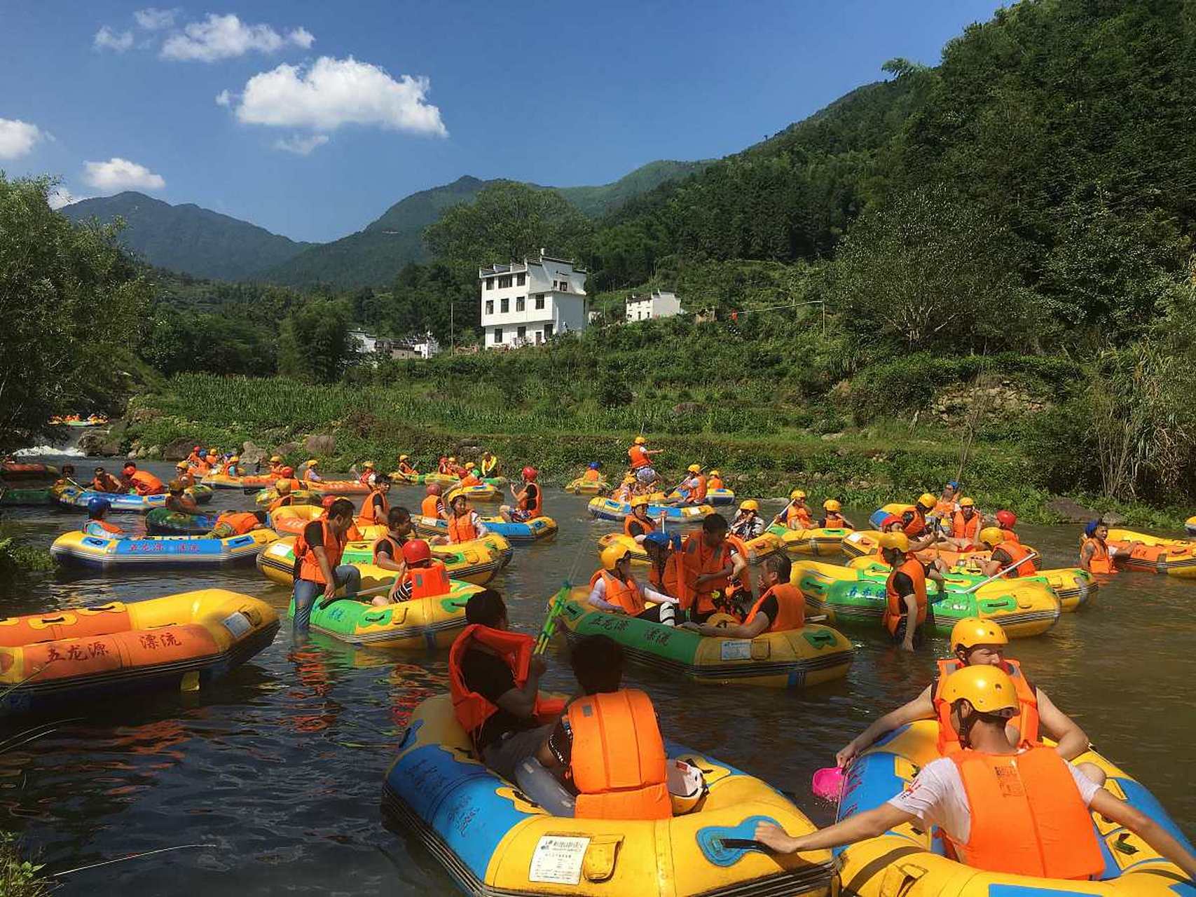7月15日,麻城市木子店镇天景山漂流景区终点出口处,一大型货车与景区