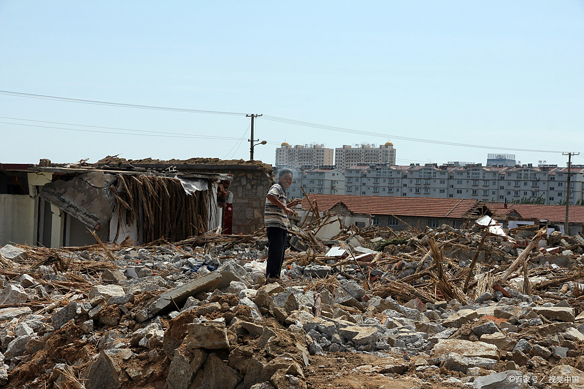 大哥得到49万拆迁款,弟弟们想分杯羹,他:一人拿13万,别来烦我