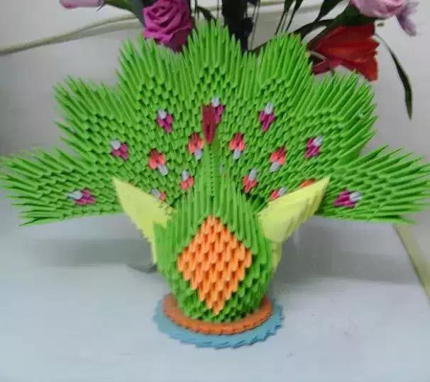 三角插折纸之孔雀开屏教程,没事的时候折一折,放在家里非常美