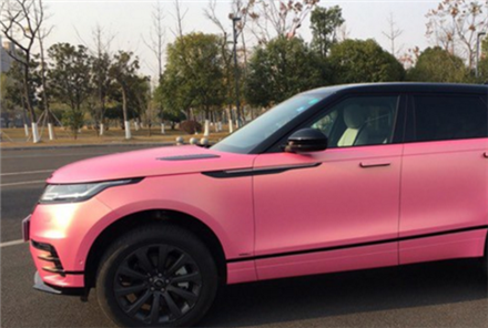 国内第一辆粉色路虎,85万落地,外观非常骚气,上街回头率爆表!
