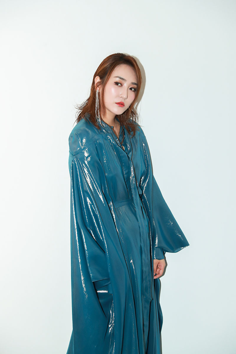 2019北京时装周星装:高姝瑶oversize漆皮衬衫裙 一字凉鞋明艳吸睛