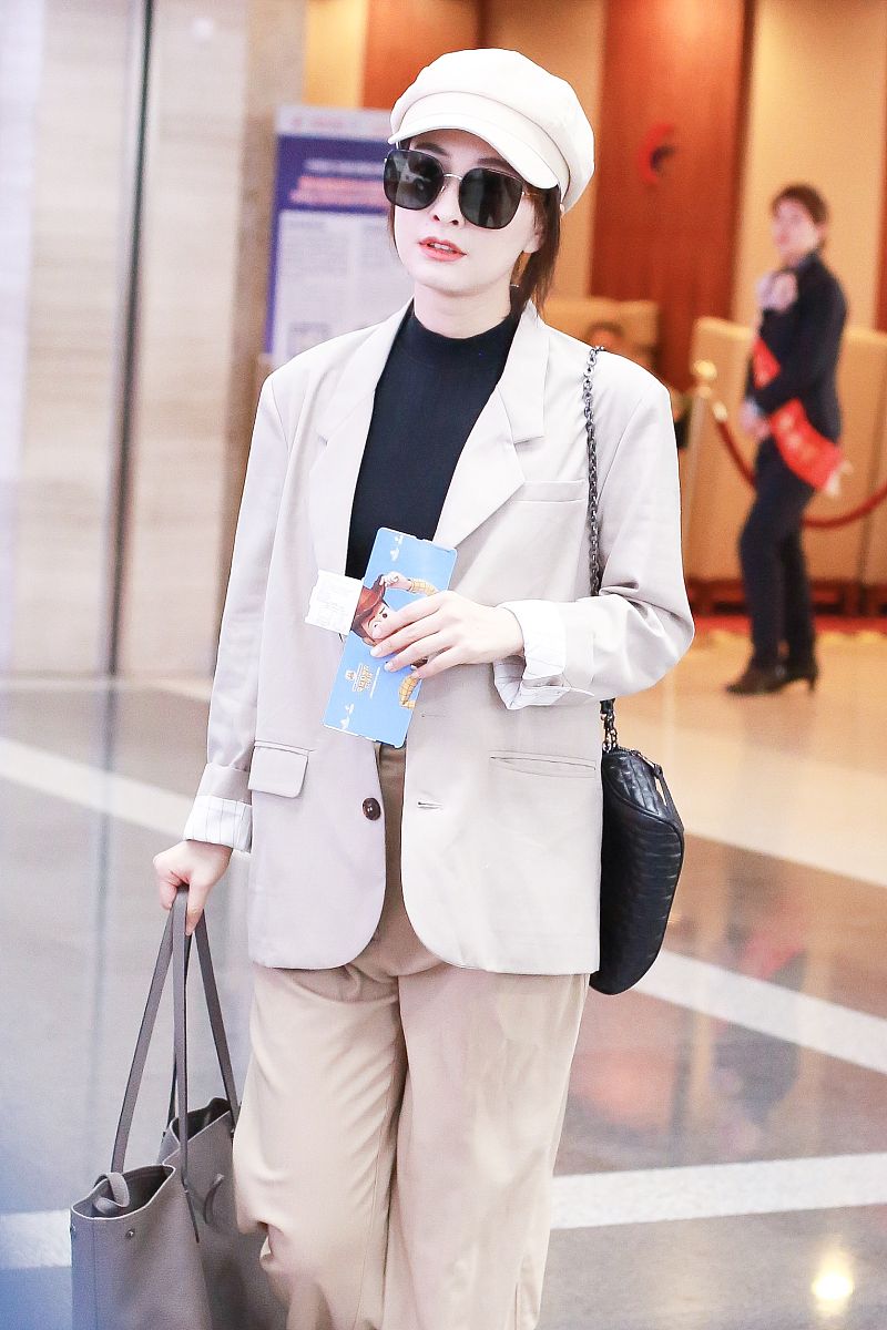 吴昕街拍:西装搭配阔腿裤yeezy球鞋 中性配色温柔干练