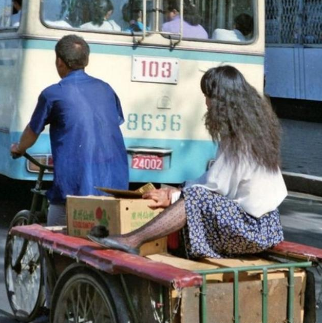 珍贵老照片:90年代穿黑丝袜的美女,民国时期清纯的女大学生