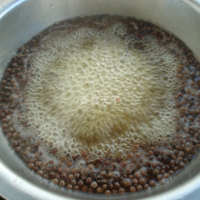 原料:羊肉,鲜灵芝,花椒水,姜,葱,香菜,枸杞.