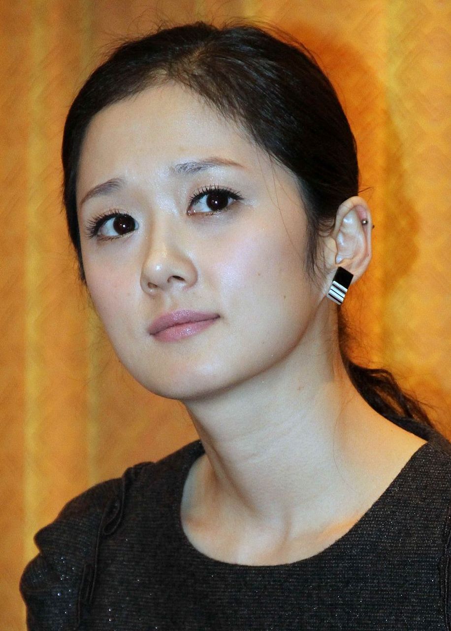 43岁的张娜拉开始在内娱营销起自己的不老童颜,她曾经说这里的钱很好