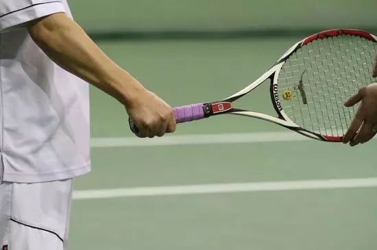网球正手击球握拍图片