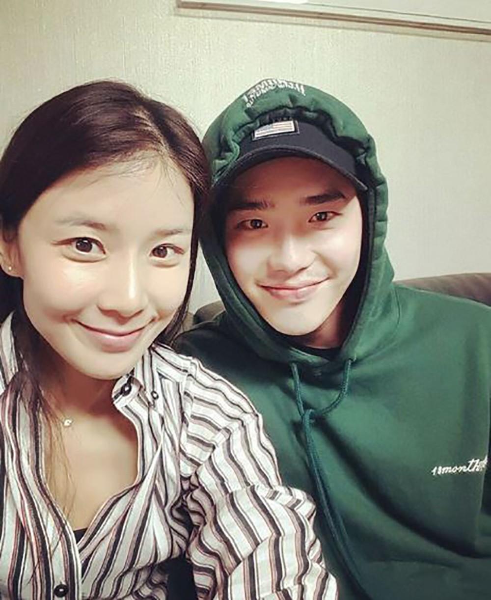 《听见你的声音》剧组再相聚!李钟硕晒出与李宝英的合照