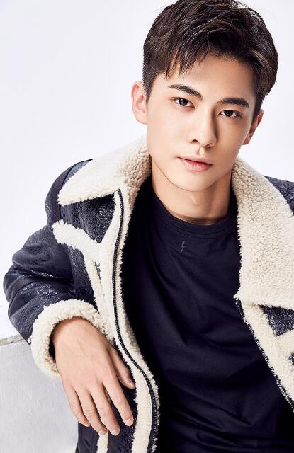 梁译木背靠大公司,资源方面不用愁,但是大公司也是