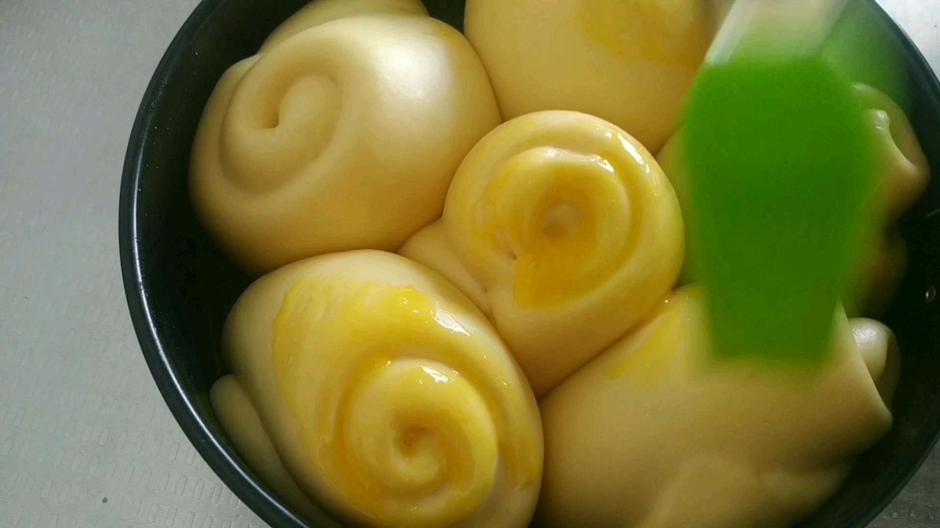 网红蒸面包怎么做?看我做的样子还不错吧(大馒头)!能成功吗?