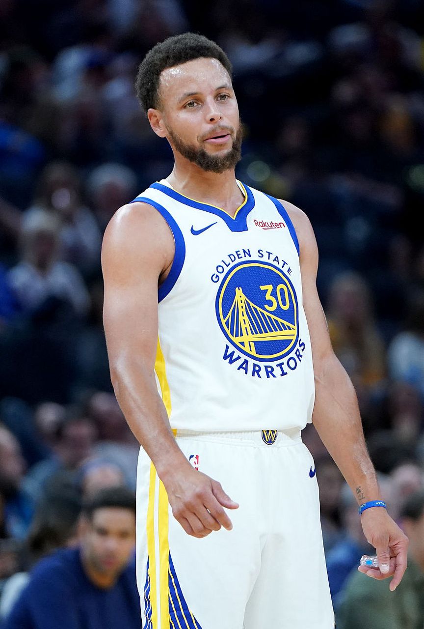 感觉库里这么多年除了胡子,其他地方没啥变化啊~壮了点?