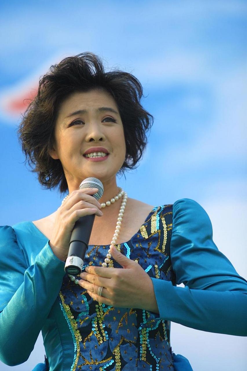 央视名嘴鞠萍53岁近照曝光,昔日光彩不再,如今街头卖菜.