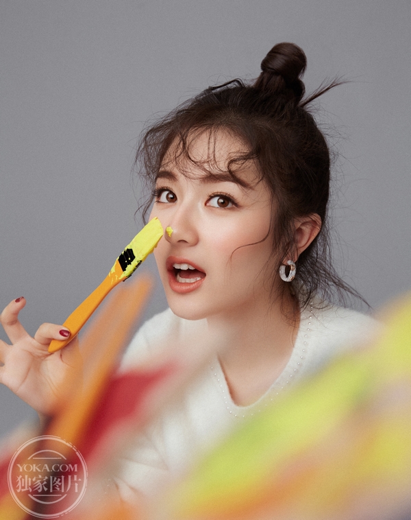 19岁的李兰迪 ,不仅是一位演技有灵气的女生,镜头前后她还是一位欢脱