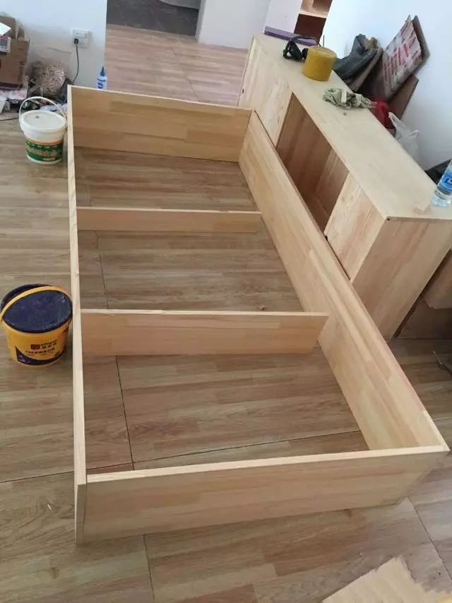 木工能打这样的床,真的要多给500块工钱!连衣柜都省了,太牛了