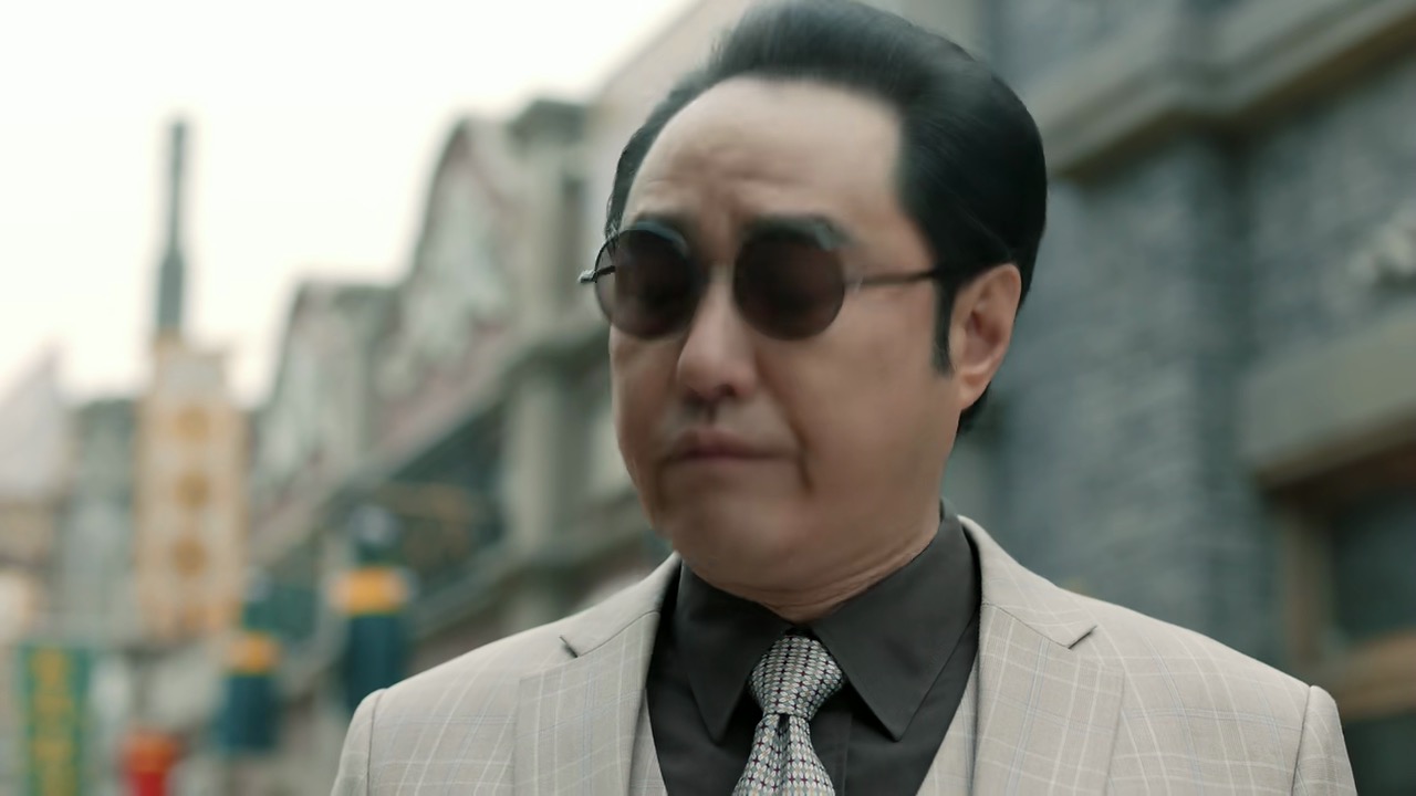 《老酒馆》:那爷的辫子,贺掌柜的西装,其实都藏着一份人物气节