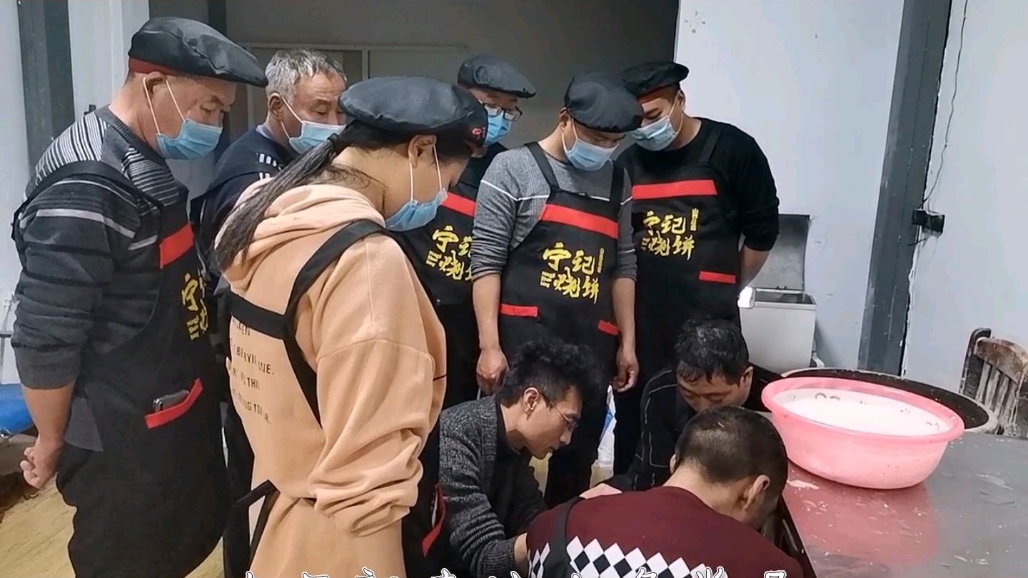 师傅现场讲解,油酥烧饼烤炉的使用方法,你们会用吗