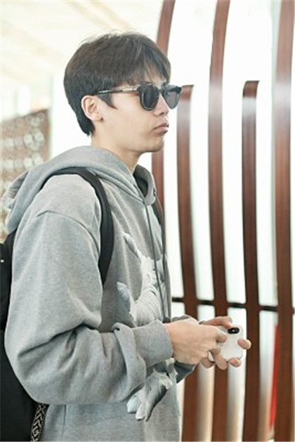 侯明昊素颜现身机场 转载自百家号作者:怒拂天将刃奇略