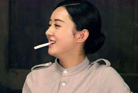 娱乐圈抽烟的女星,郑爽熟练,王菲有20年烟龄,没想到她也会抽烟