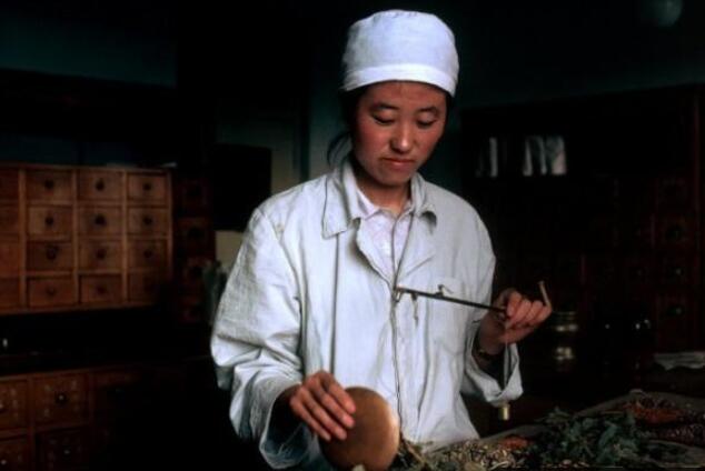 80年代历史照:女医生在给人抓中药,男子在公园练太极!