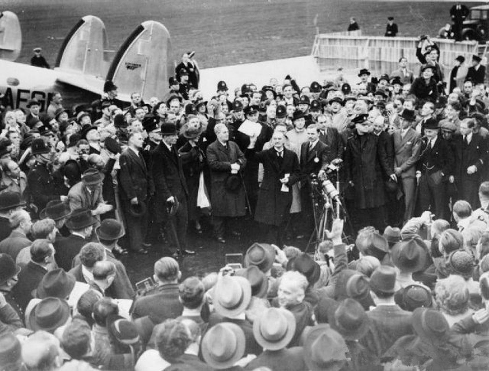 张伯伦签署《慕尼黑协定》后返回伦敦,他受到了公众热情的欢迎.