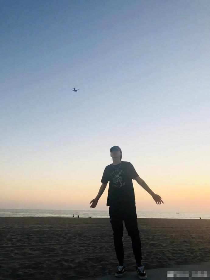 吴亦凡沙滩上悠闲骑车 头戴鸭舌帽酷炫帅气