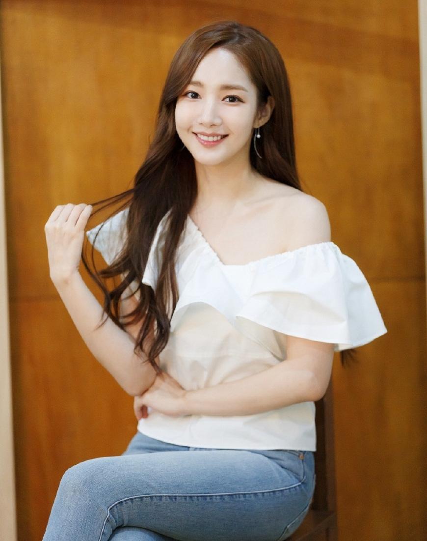 "金秘书"朴敏英情人节现身机场,甜笑派送棒棒糖!这糖吃不腻!