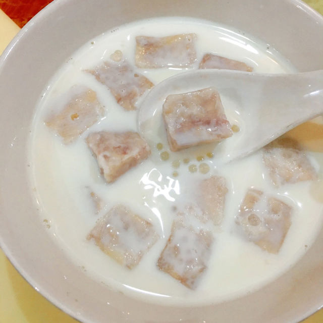 香芋西米露,芋头粉粉的,带着浓浓的牛奶和炼奶的甜味