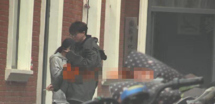 毛不易户外抽烟,网友:一副好嗓子都是抽烟来的?