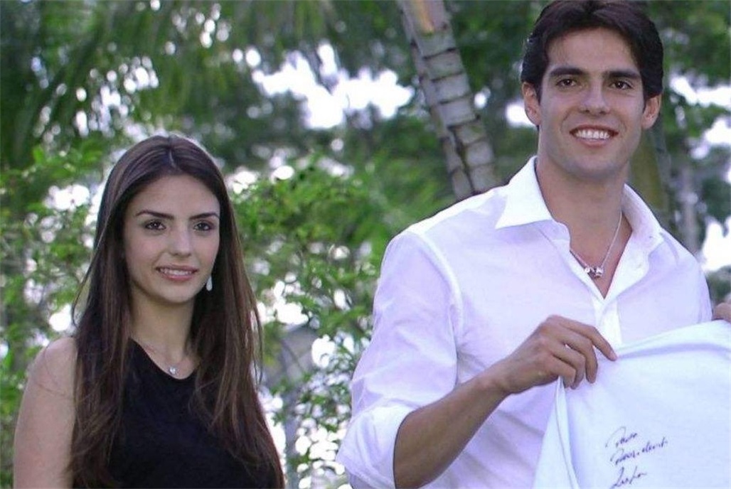 足球名将卡卡求婚成功,准新娘手戴钻戒,掌中写yes