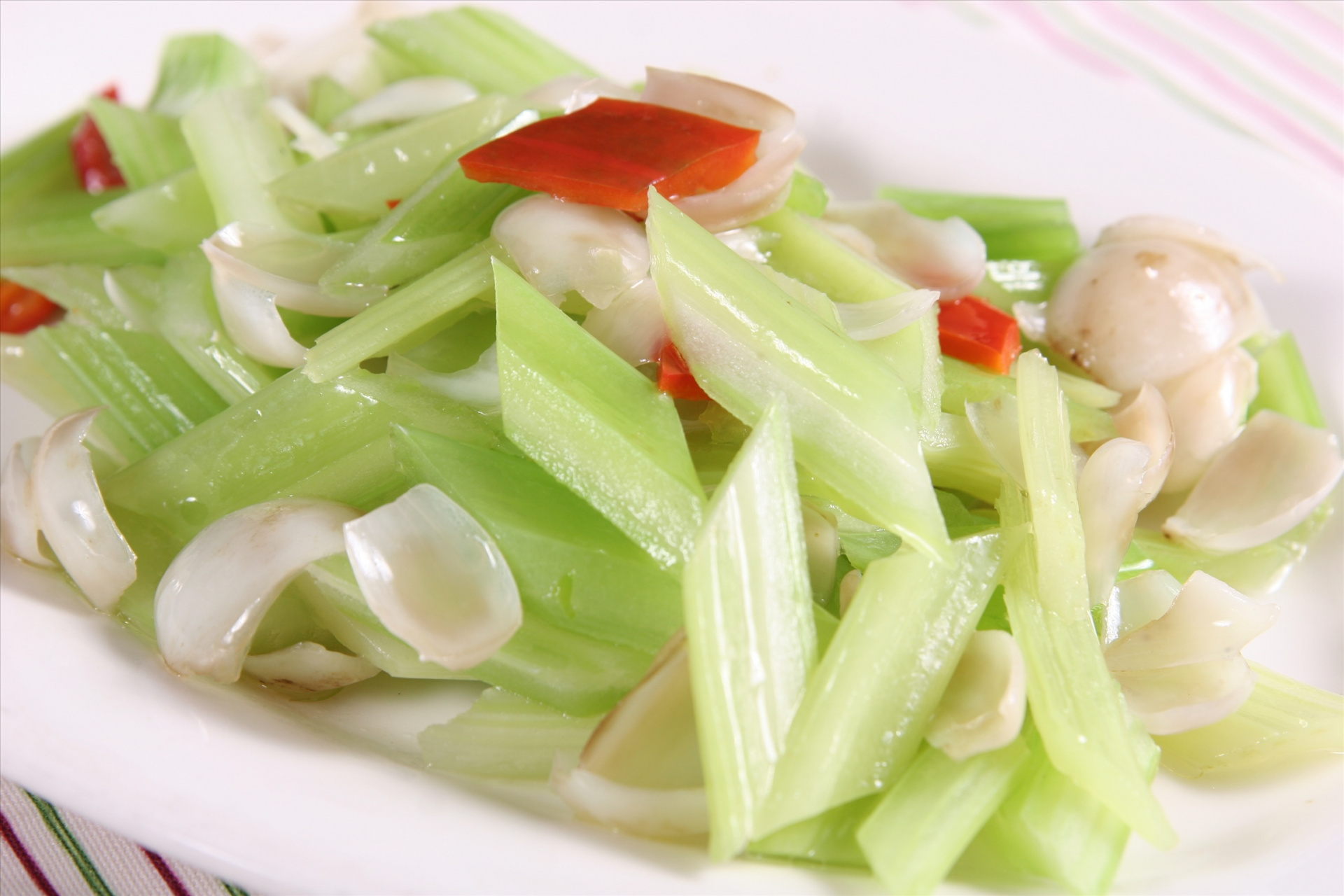 百合食谱推荐:西芹蜜豆百合    这道菜关键是用橄榄油,这样才不会破坏