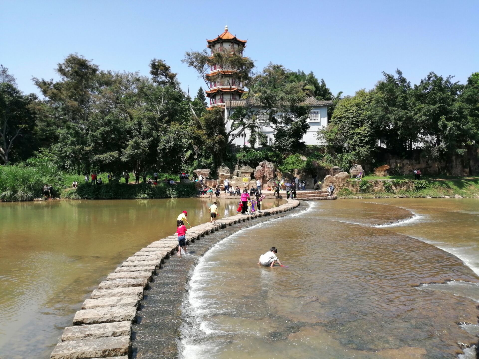 吸引游人的龙岗河