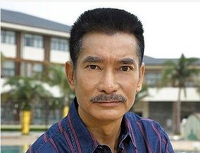 他是atv金牌配角,怒目圆睁是他的招牌表情,他不演鲁迅