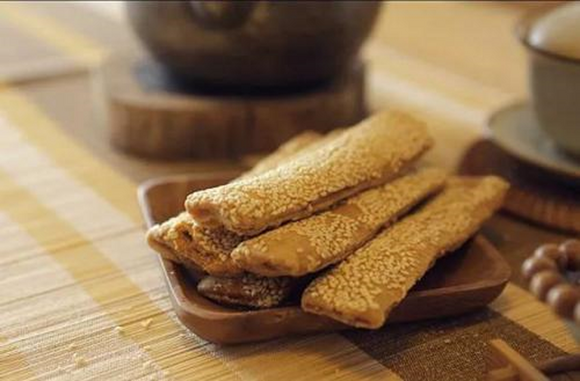 西亭脆饼是江苏南通西亭地区汉族名点,始于清朝光绪在位初期,至今已有