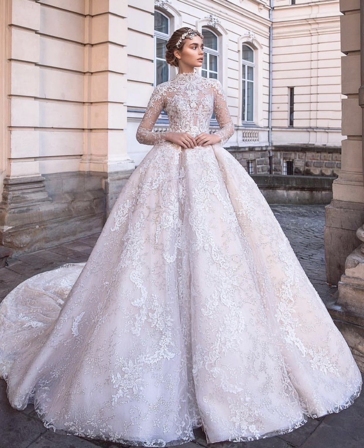为全世界新娘输出了源源不断的创意,显而易见的欧洲风格婚纱高贵奢华
